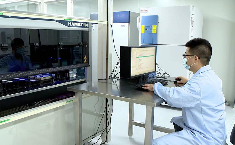 产业级AI既不是通用大模型——仅需理解用户需求、即兴作答即可；也不同于垂类大模型——只为单一行业提供专业解决方案