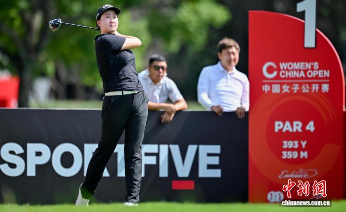 中国女子高尔夫球公开赛首轮：范双双以-6领先