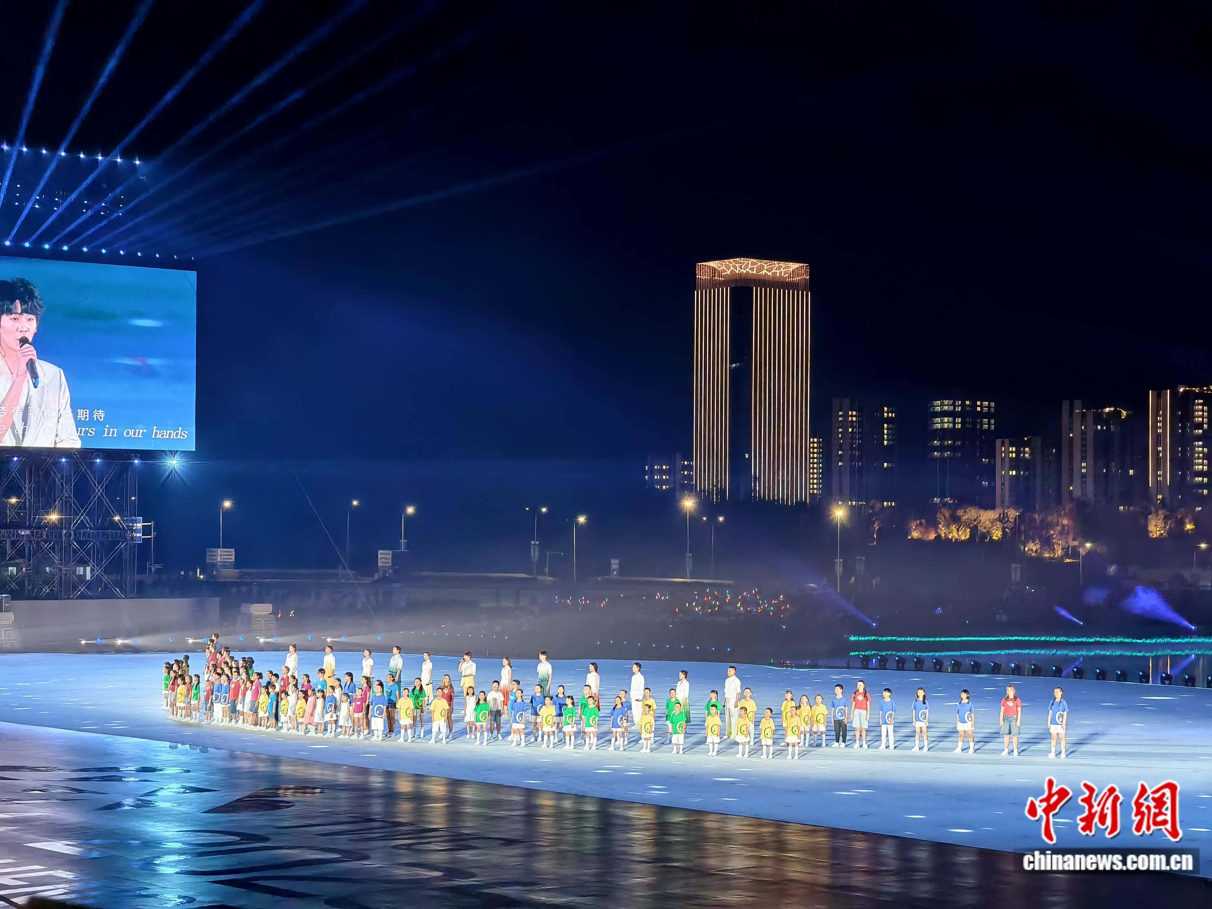 成都世运会开幕式上国际童声合唱团共同演绎《