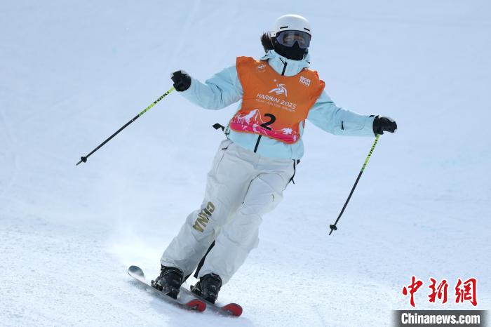 李方慧在哈尔滨亚冬会夺U型场地技巧冠军，成为