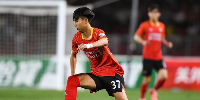 中国小将张家鸣塞尔维亚U19联赛梅开二度助球队