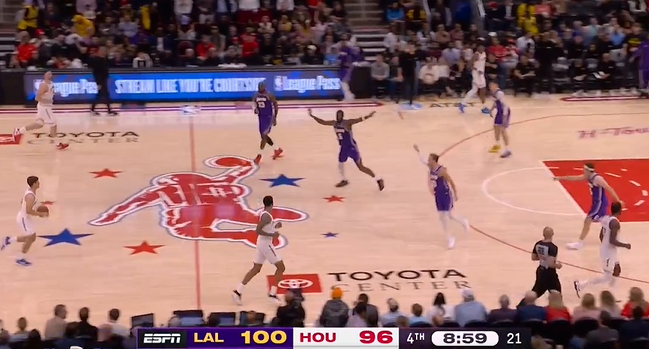 詹姆斯末节爆发砍25分 湖人逆转火箭锁定胜局